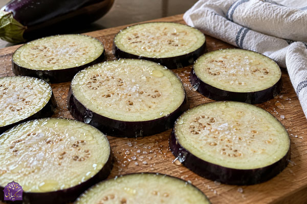 آماده-سازی-بادمجان-برای-تهیه-موساکا