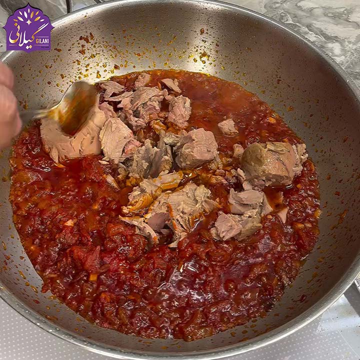 اضافه-کردن-تن-ماهی-به-مایه-گوجه-ای-پلوتن