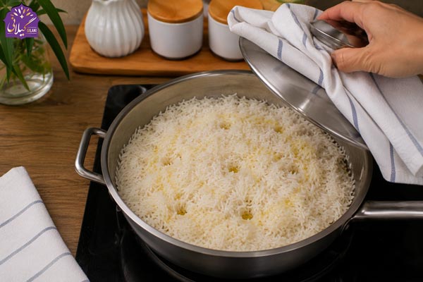 برنج-آبکش-شده-داخل-قابلمه-برای-چلو-گوشت-خانگی