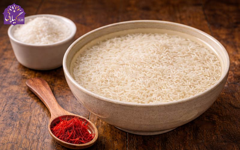 برنج-خیسانده-شده-برای-تهیه-پلو-با-زعفران-و-لوبیا-پلو