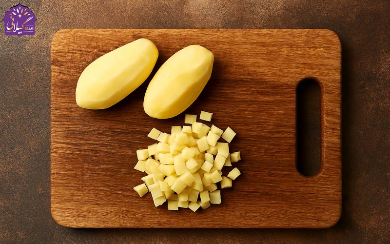 خرد-کردن-سیب-زمینی-برای-تهیه-سوپ-سیب-زمینی-ساده-رستورانی