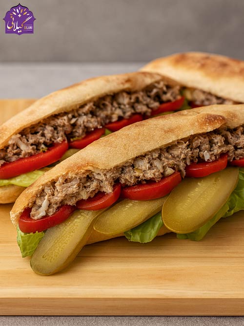 ساندویچ-دهه-شصتی-شامل-تن-ماهی،-نان-بولکی،-کاهو-و-خیارشور