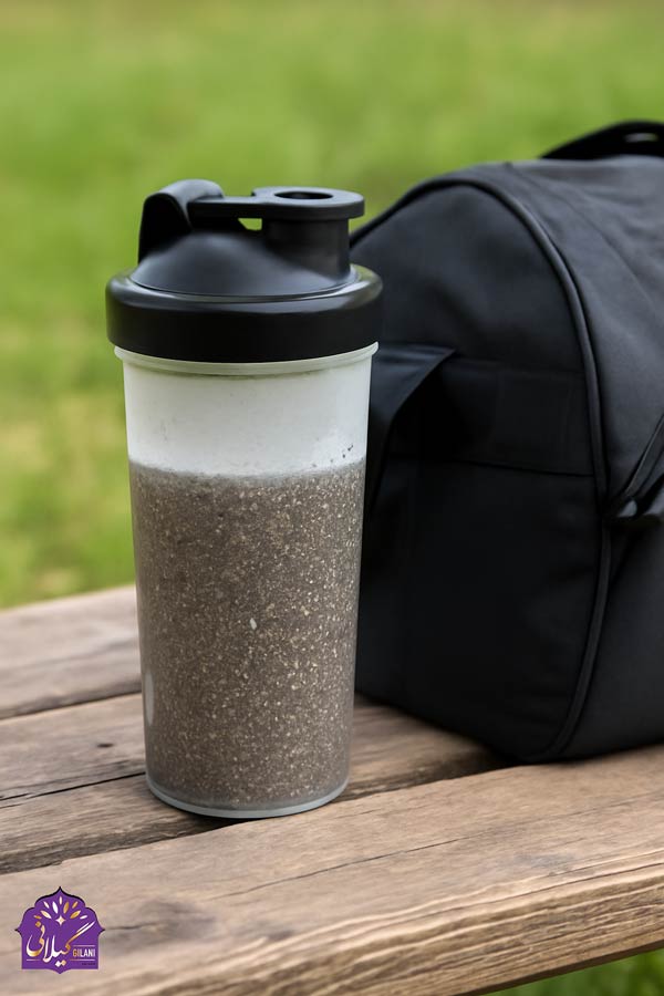 /شیکر-ورزشی-شفاف-حاوی-ژل-دانه-چیا-در-کنار-ساک-ورزشی-روی-نیم‌کت-چوبی-در-فضای-بیرون،-با-پس‌زمینه‌ای-از-چمن-سبز