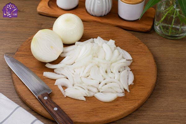 پیاز-خلالی-شده-روی-تخته-برای-چلو-گوشت