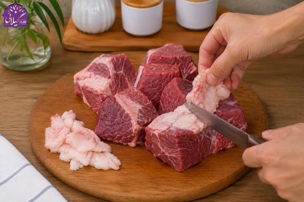 گوشت-خورشتی-درشت-روی-تخته-چوب-برای-چلوگوشت-خانگی
