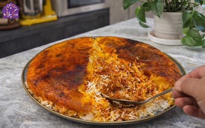 طرز تهیه پلوتن ساده با مایه گوجه ای و ته دیگ سیب زمینی